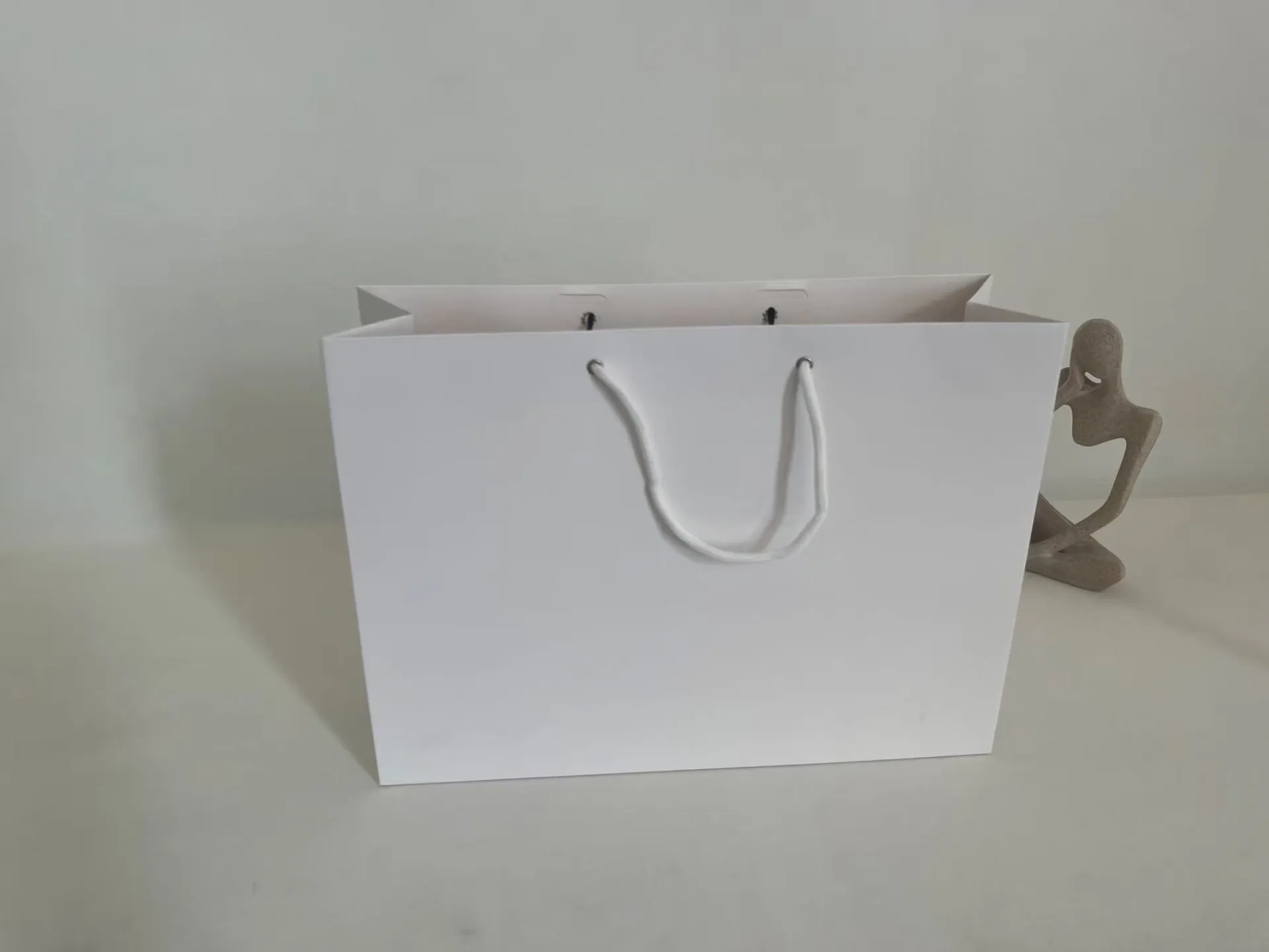 Round handle bag 7